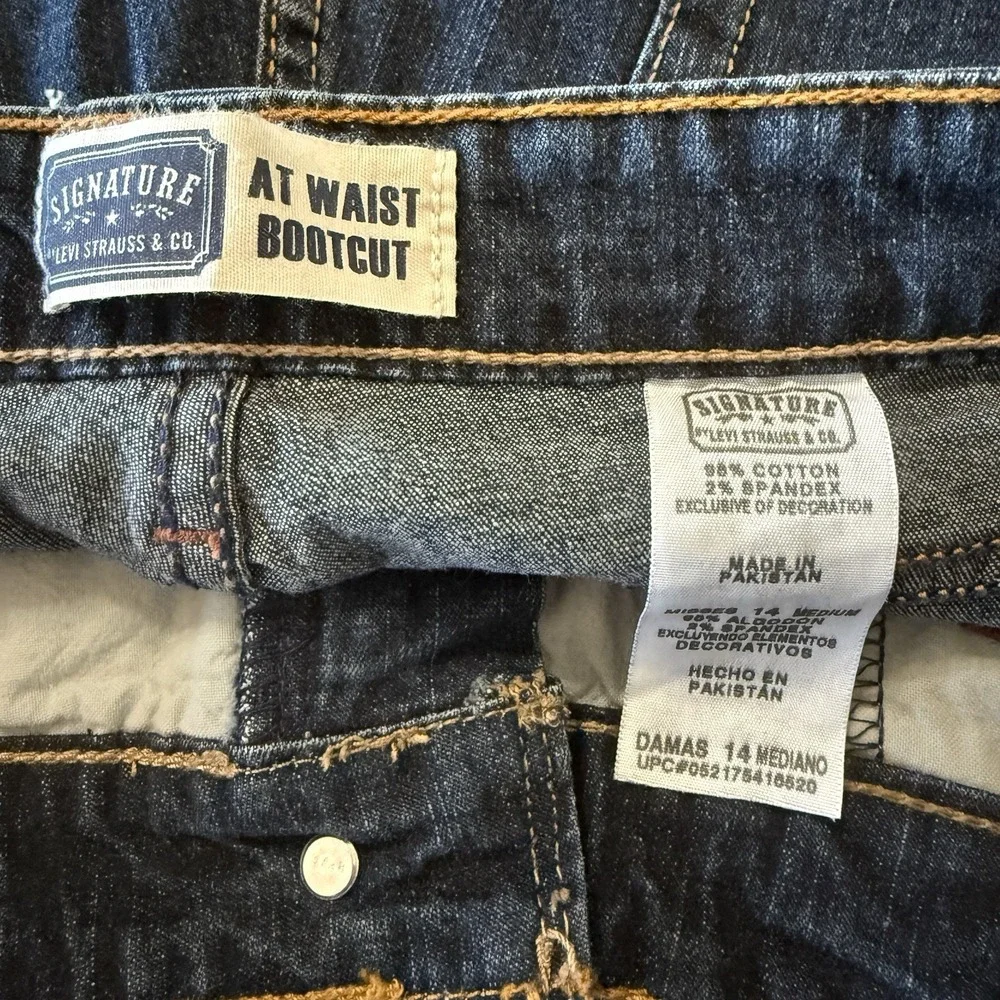 Signature Levis‎ Jeans Womens 14 34x30.5 Totally Slimming Waist Bootcut New Tags